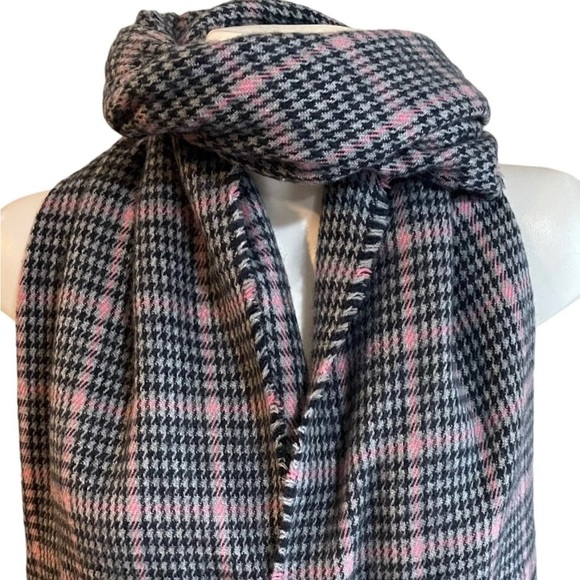 H & M Gray Pink Plaid Scarf Blanket Wrap Fringe 24" x 72" NWT - Picture 2 of 5